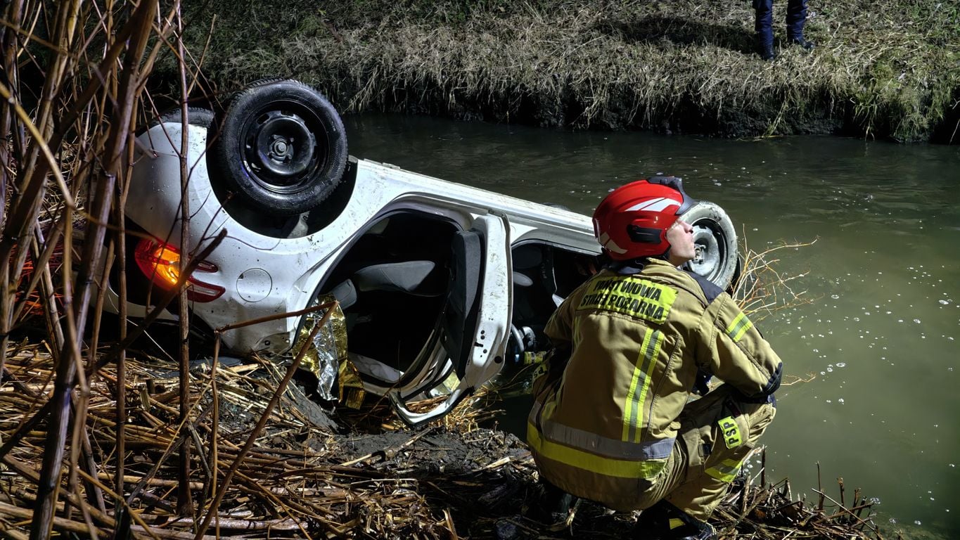 Dramatyczna akcja. Auto wpadło do rzeki (ZDJĘCIA)