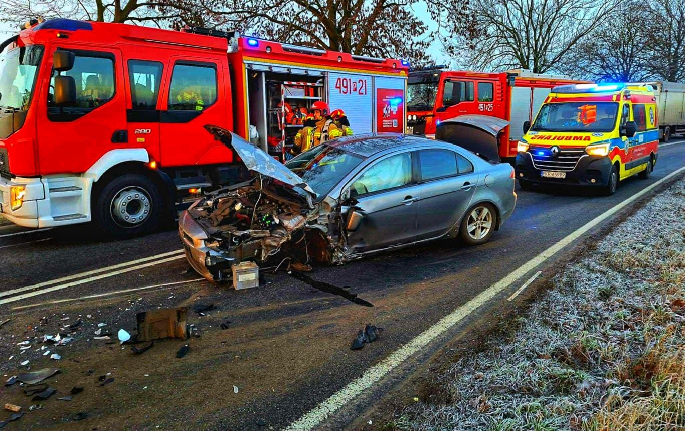 Czołowe zderzenie na trasie Ostrów – Krotoszyn (ZDJĘCIA)