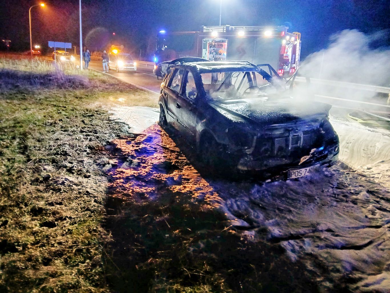 Ojciec z synem jechali Mercedesem. Spłonął (ZDJĘCIA)