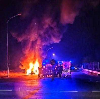 Ojciec z synem jechali Mercedesem. Spłonął (ZDJĘCIA)