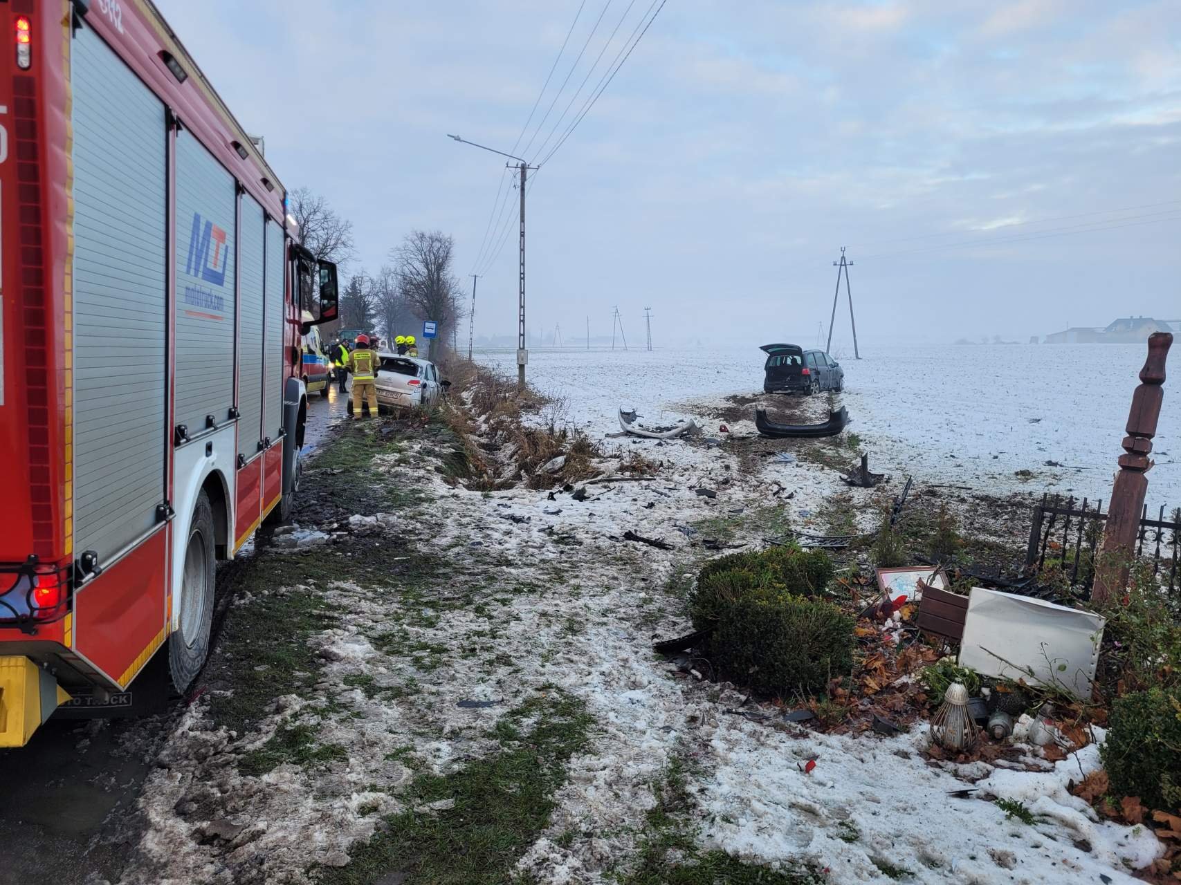 Roztrzaskana kapliczka i dwa auta (ZDJĘCIA)