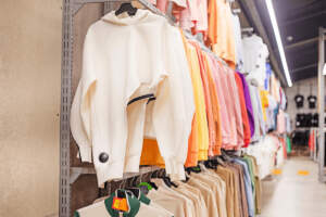 Jak wybrać bluzy damskie, które nie znudzą się po jednym sezonie: 5 modeli