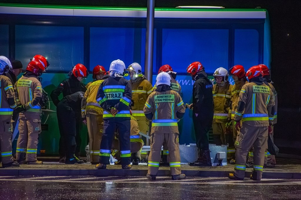 Gaz na stacji paliw. W akcji strażacy z Ostrowa