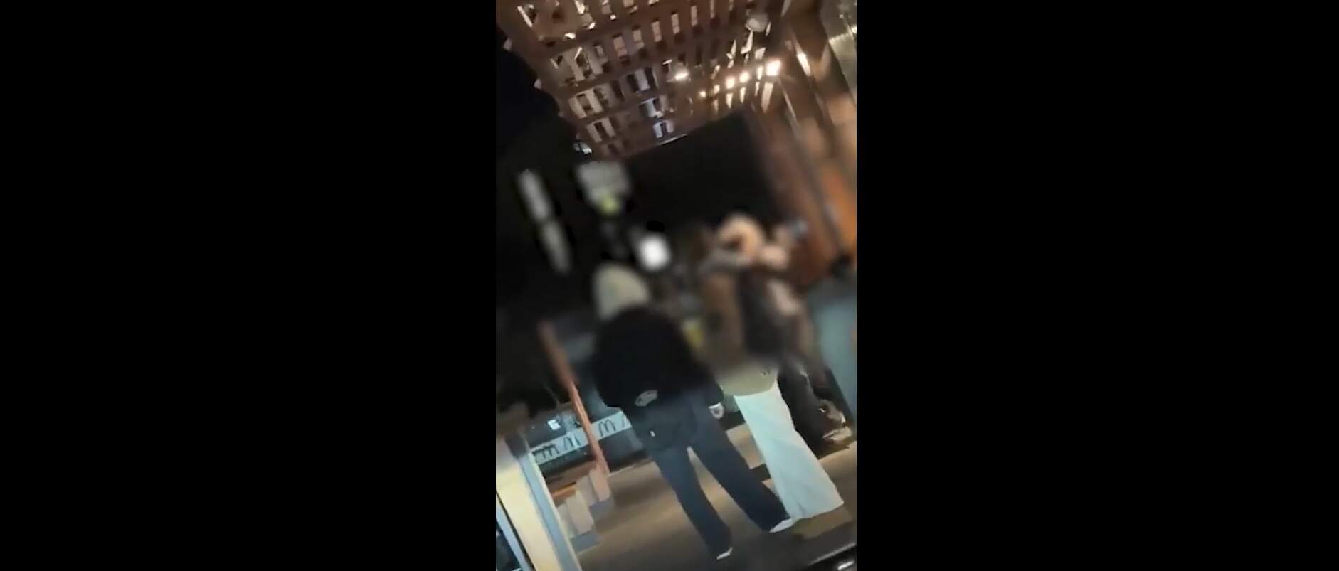 Bójka przy McDonald`s (WIDEO)