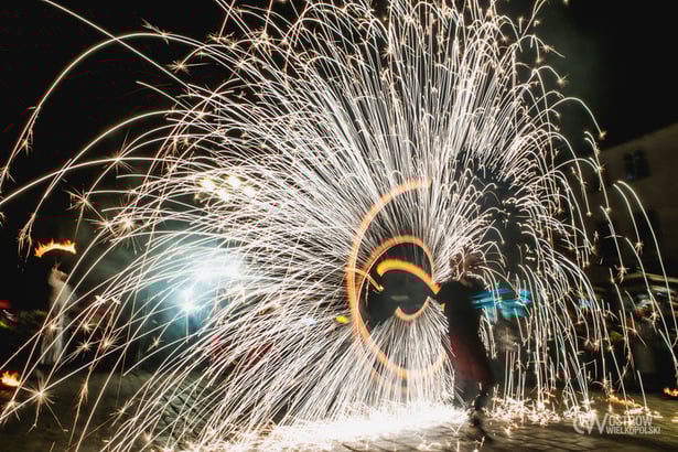 Magia świąt na ostrowskim Rynku. „Cyrk Św. Mikołaja” zachwycił mieszkańców