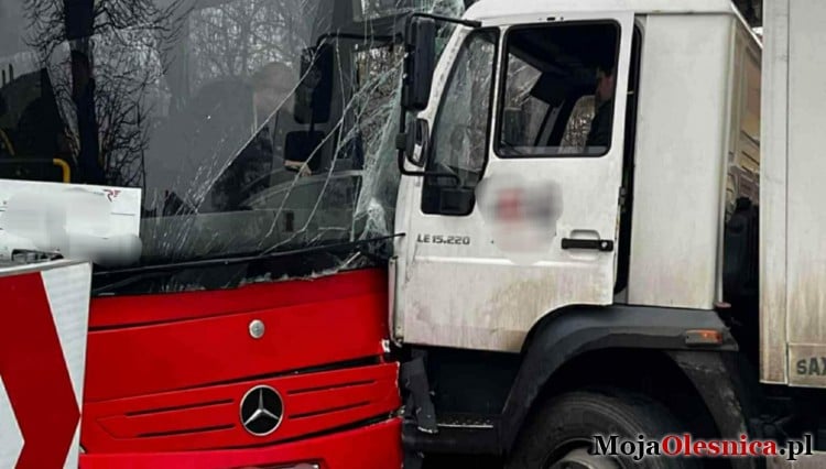 Czołowe zderzenie autobusu komunikacji zastępczej z ciężarówką