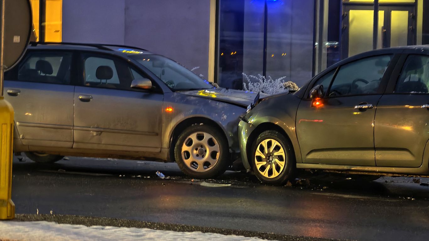 Dostawca jedzenia rozbił dwa auta (ZDJĘCIA)