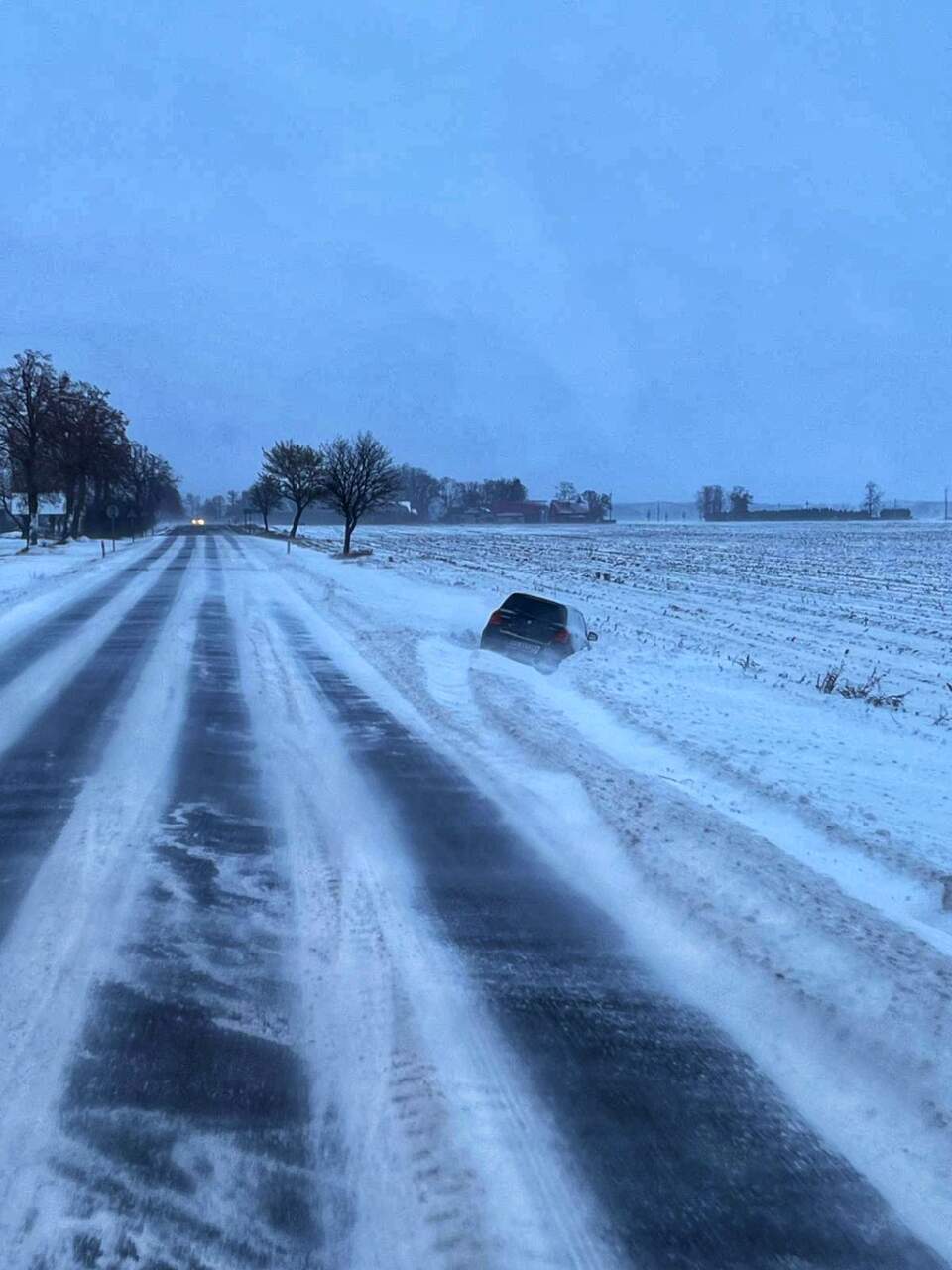 Fatalne warunki na drogach. Zima w natarciu (ZDJĘCIA)