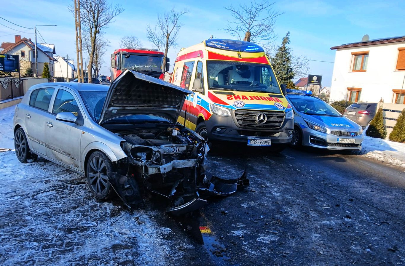 Groźne zderzenie. Trzy osoby w szpitalu, droga zablokowana (ZDJĘCIA)