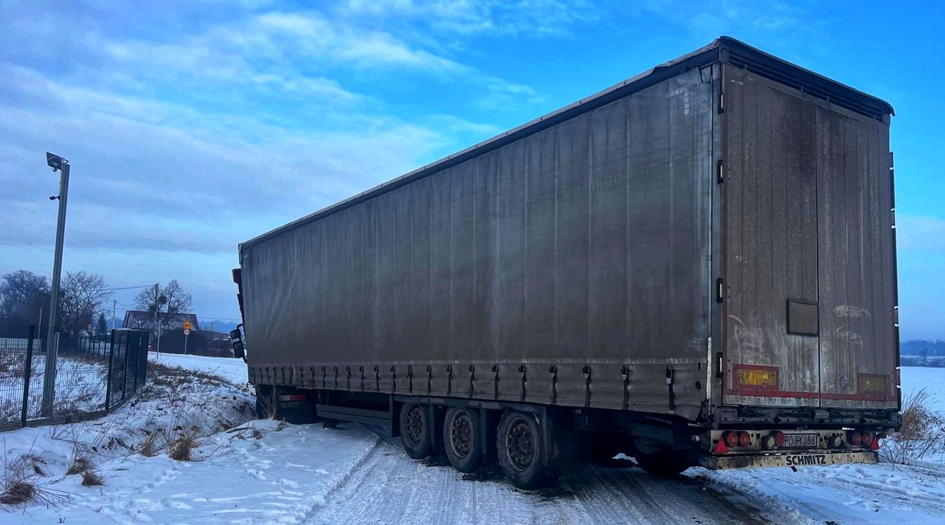 Zawodowy kierowca nie zorientował się w przestrzeni (ZDJĘCIA)