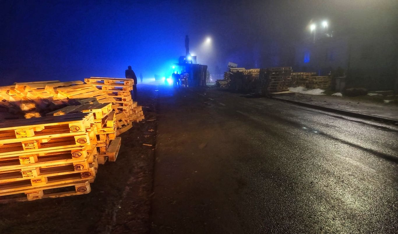 Niebezpieczne warunki na drogach. Seria groźnych zdarzeń w regionie (ZDJĘCIA)