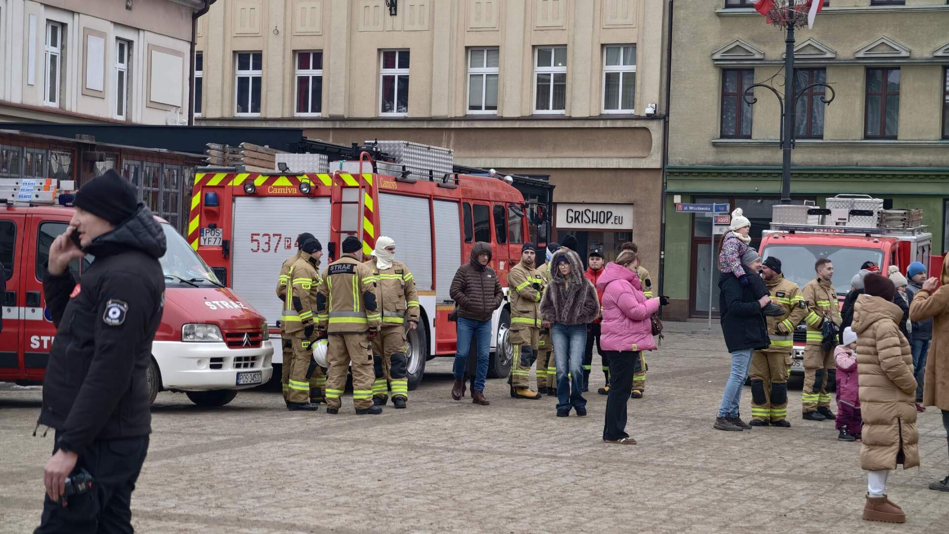 Motoryzacja, służby i wspólna energia pomagania na ostrowskim Rynku (ZDJĘCIA)