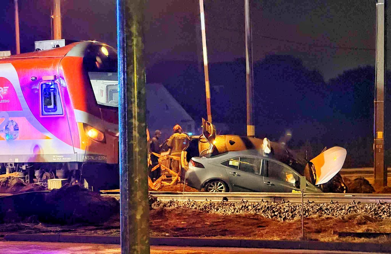 Taksówka na torowisku. O krok od tragedii (ZDJĘCIA)