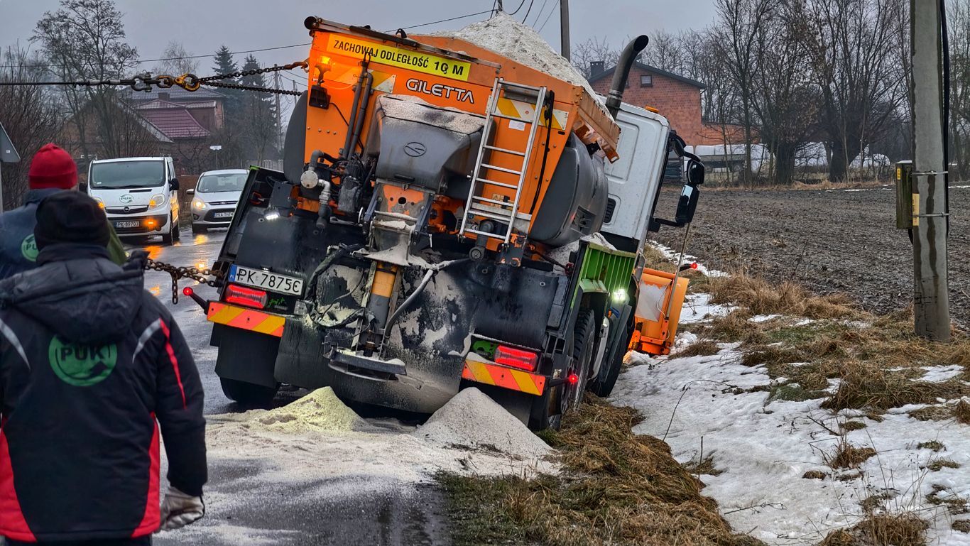 Gołoledź zaatakowała. Solarki w rowach (ZDJĘCIA)