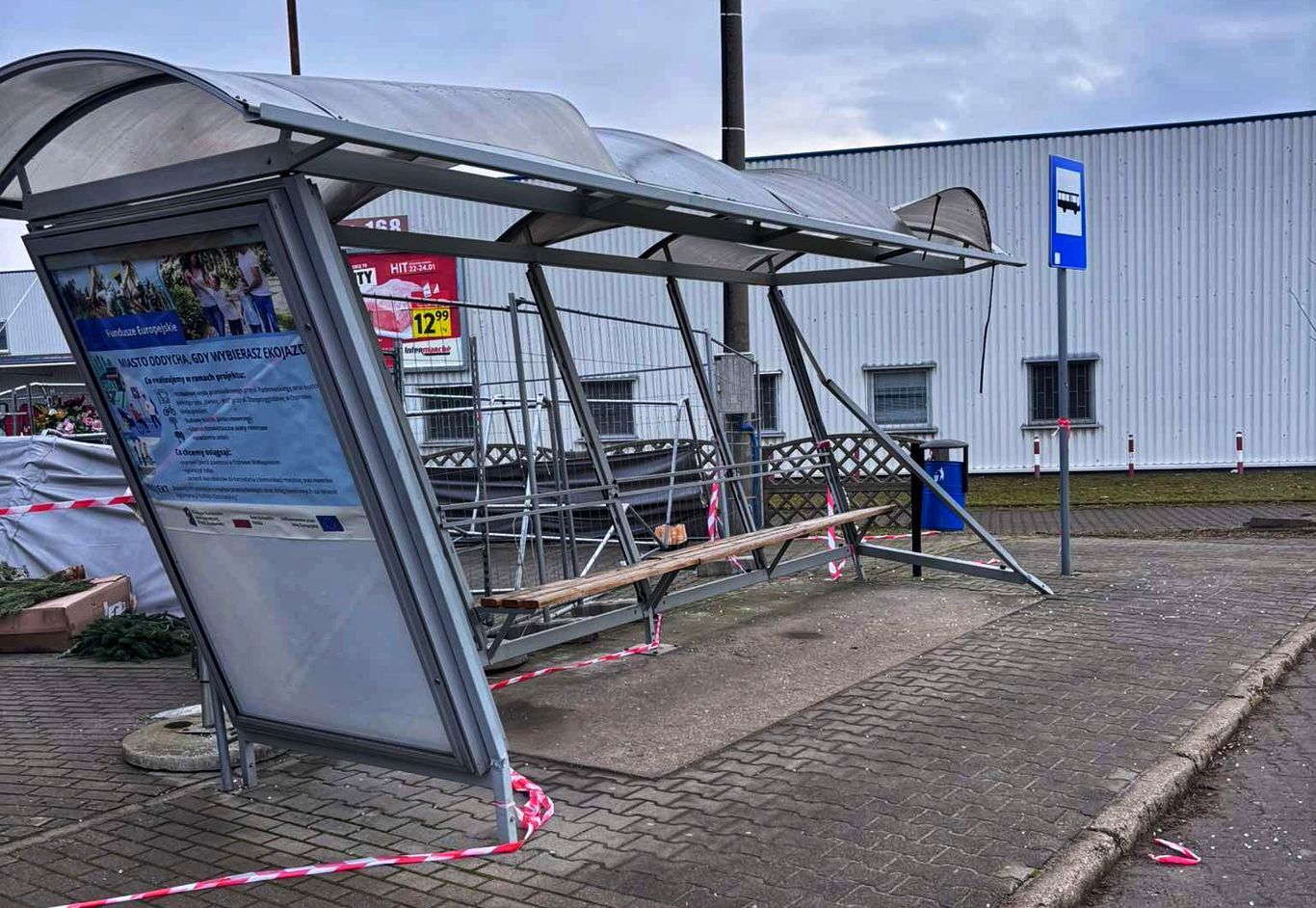 Autobus uderzył w wiatę przystankową