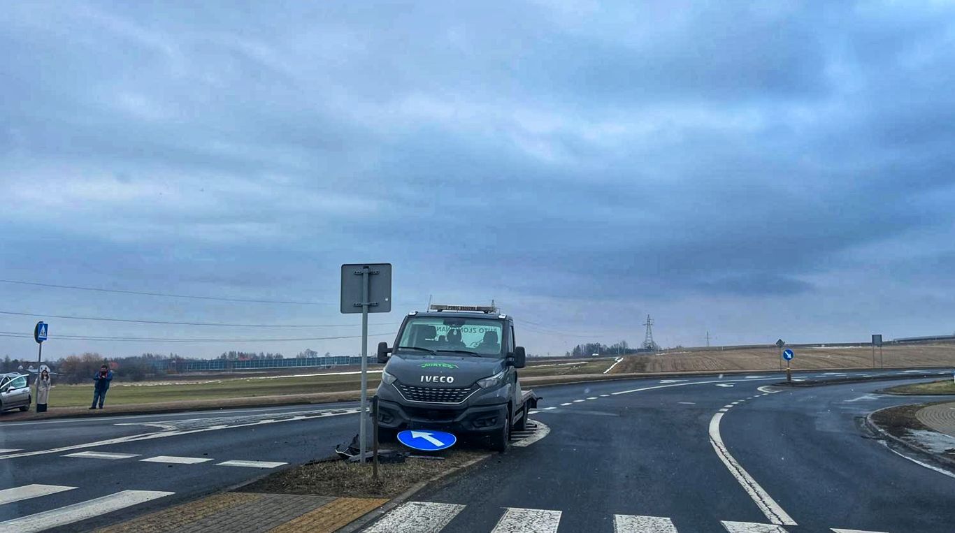 Wjechała w pomoc drogową, jakby na nią czekała (ZDJĘCIA)