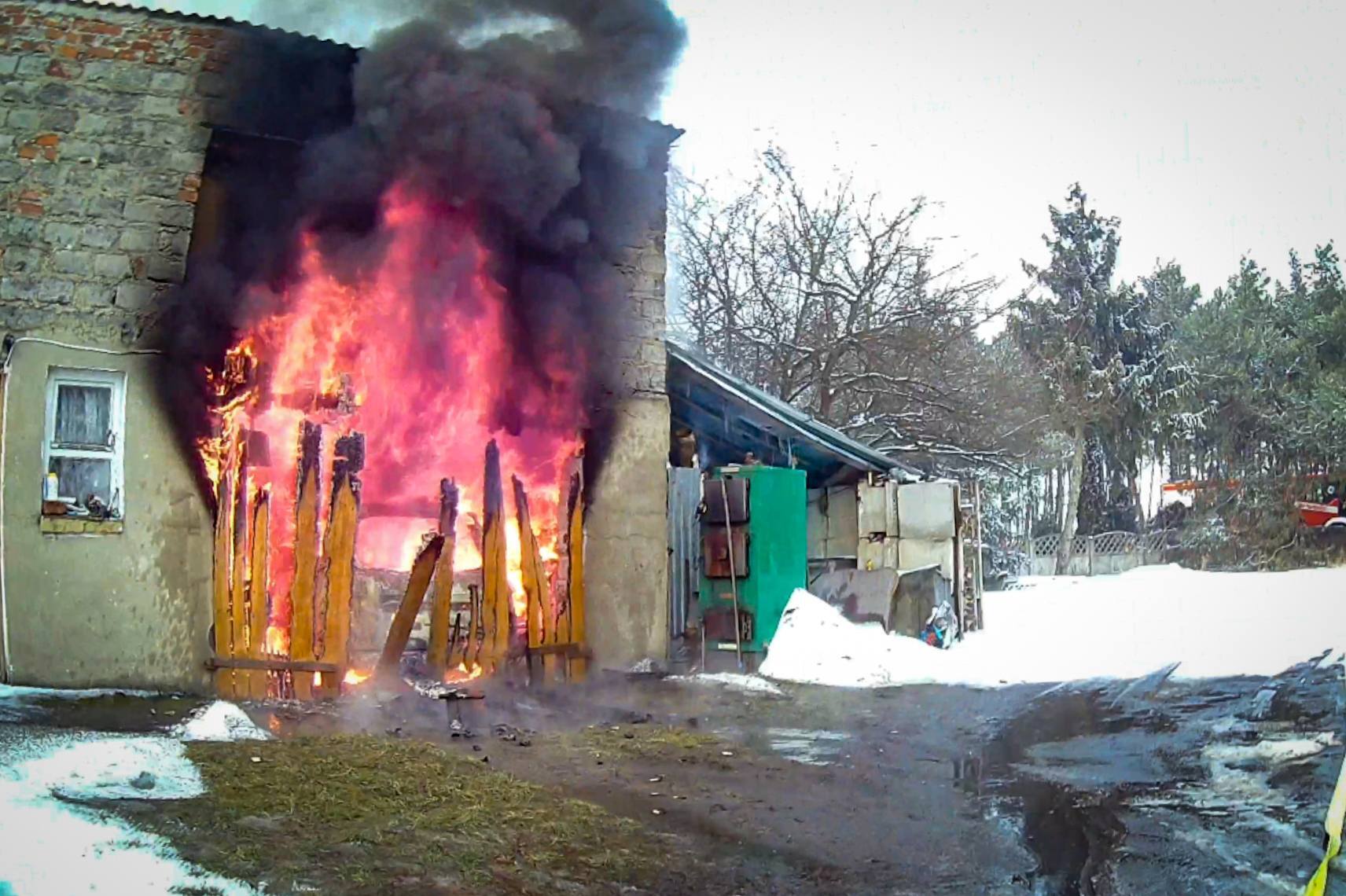 Spłonął samochód w garażu (ZDJĘCIA)