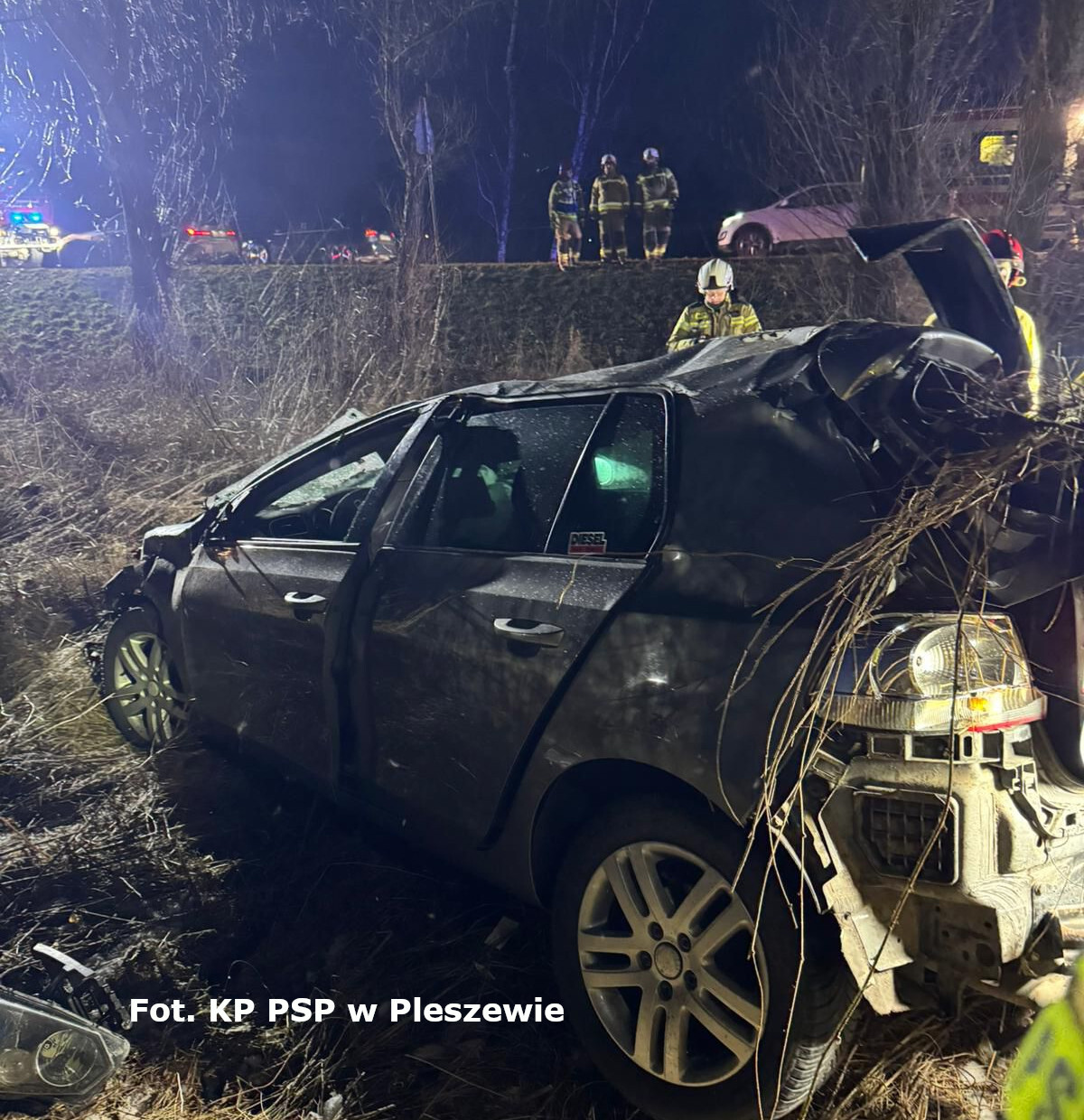 Wypadek na krajówce. Samochód został mocno uszkodzony (ZDJĘCIA)