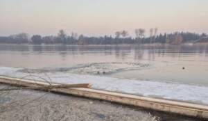 Załamał się lód. Łyżwiarz walczył o życie (REGION) lyzwiarz