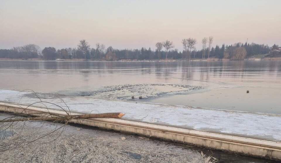 Załamał się lód. Łyżwiarz walczył o życie (REGION)