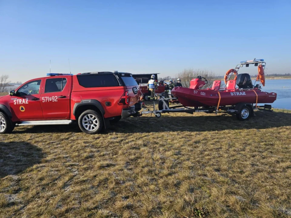 Tragiczne odkrycie na zbiorniku. Z wody i lodu wydobyto 50 martwych łabędzi