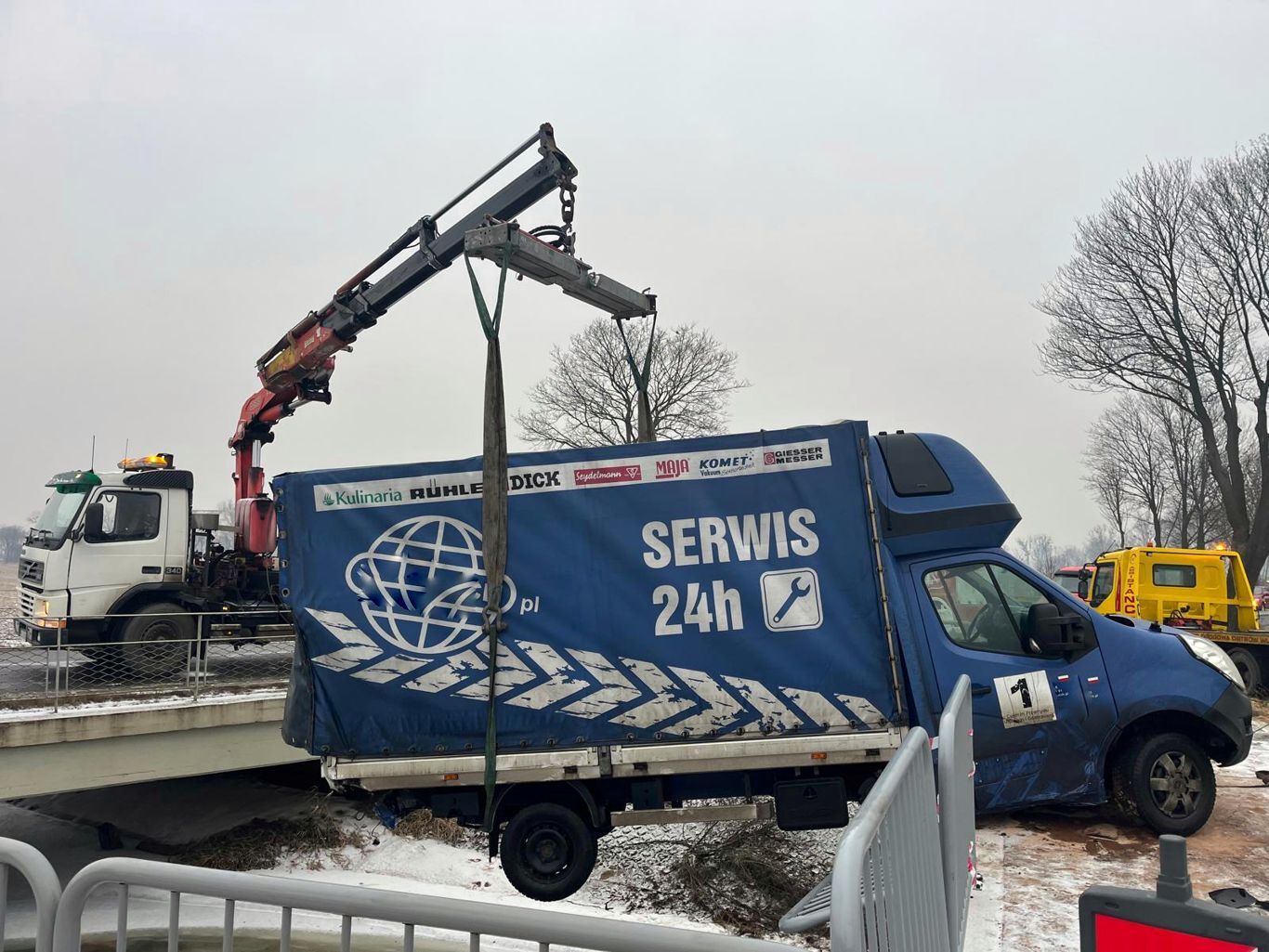 Busem spektakularnie wypadł z drogi (ZDJĘCIA)