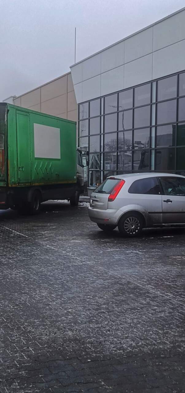 Ciężarówka wjechała w sklep Intermarsche