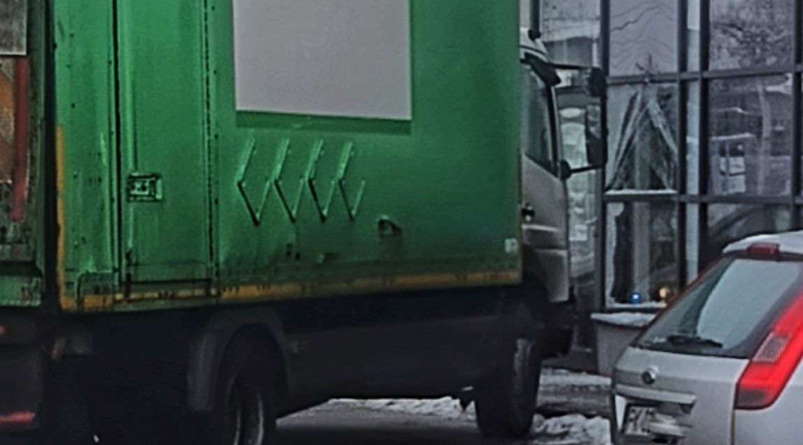Ciężarówka wjechała w sklep Intermarche