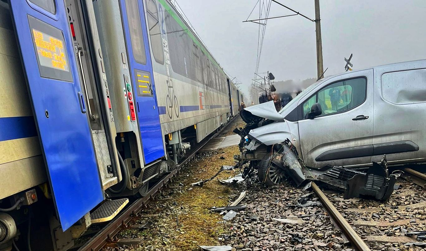 Osobówka uderzona przez dwa pociągi (ZDJĘCIA)