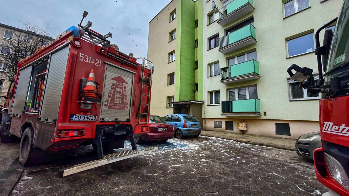 Zadymienie w bloku. Akcja służb (ZDJĘCIA)