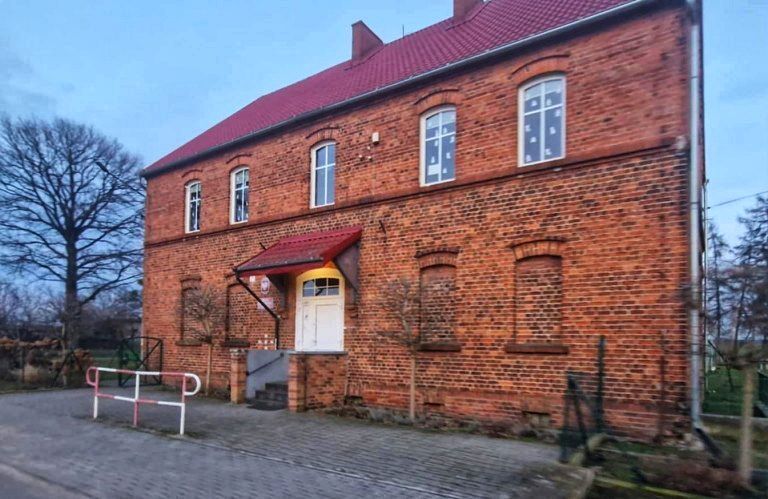 Pusta szkoła, w środku tylko dyrektorka robiąca m. in. za sprzątaczkę. Ale absurd