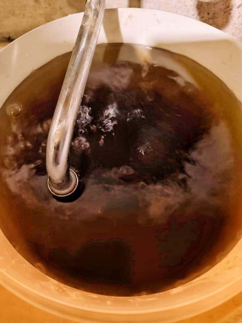 Woda jak smoła prosto z kranu