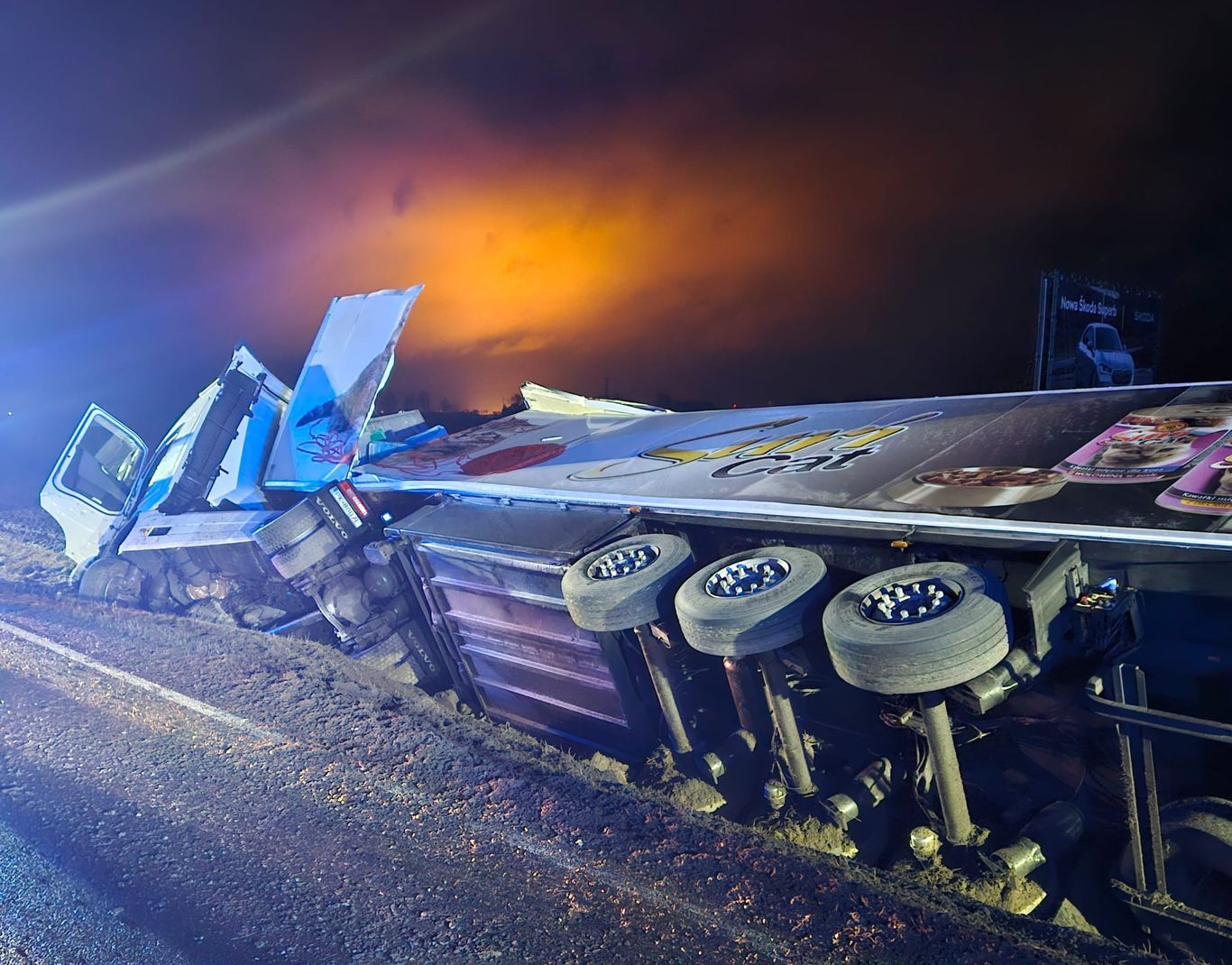 Ciężarówka w rowie na DK25 (ZDJĘCIA)