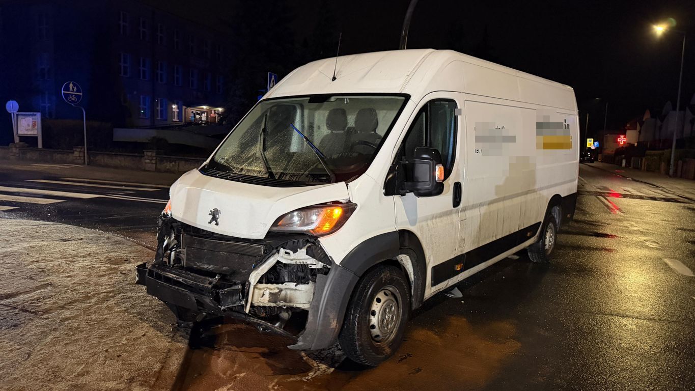 Uderzył w busa z piekarni