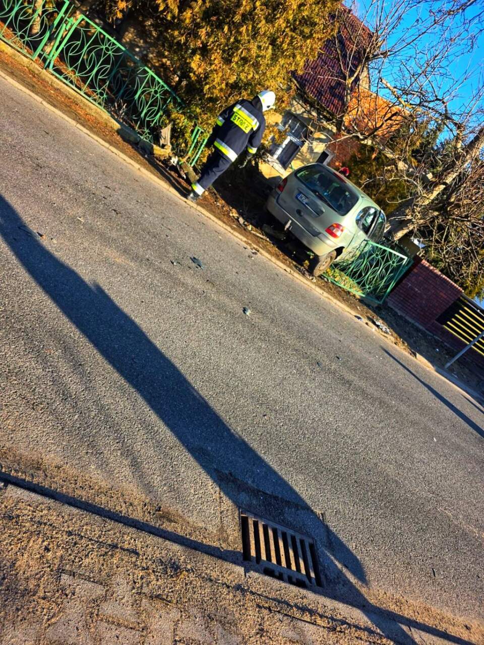 Wjechała w płot. Autolaweta była pierwsza