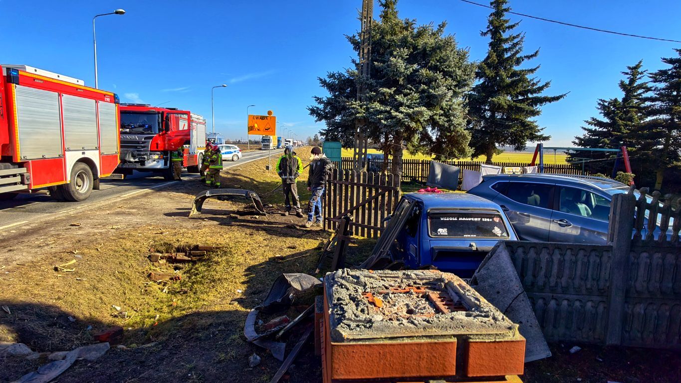 Volvo storpedował płot. Dwie osoby ranne (ZDJĘCIA)