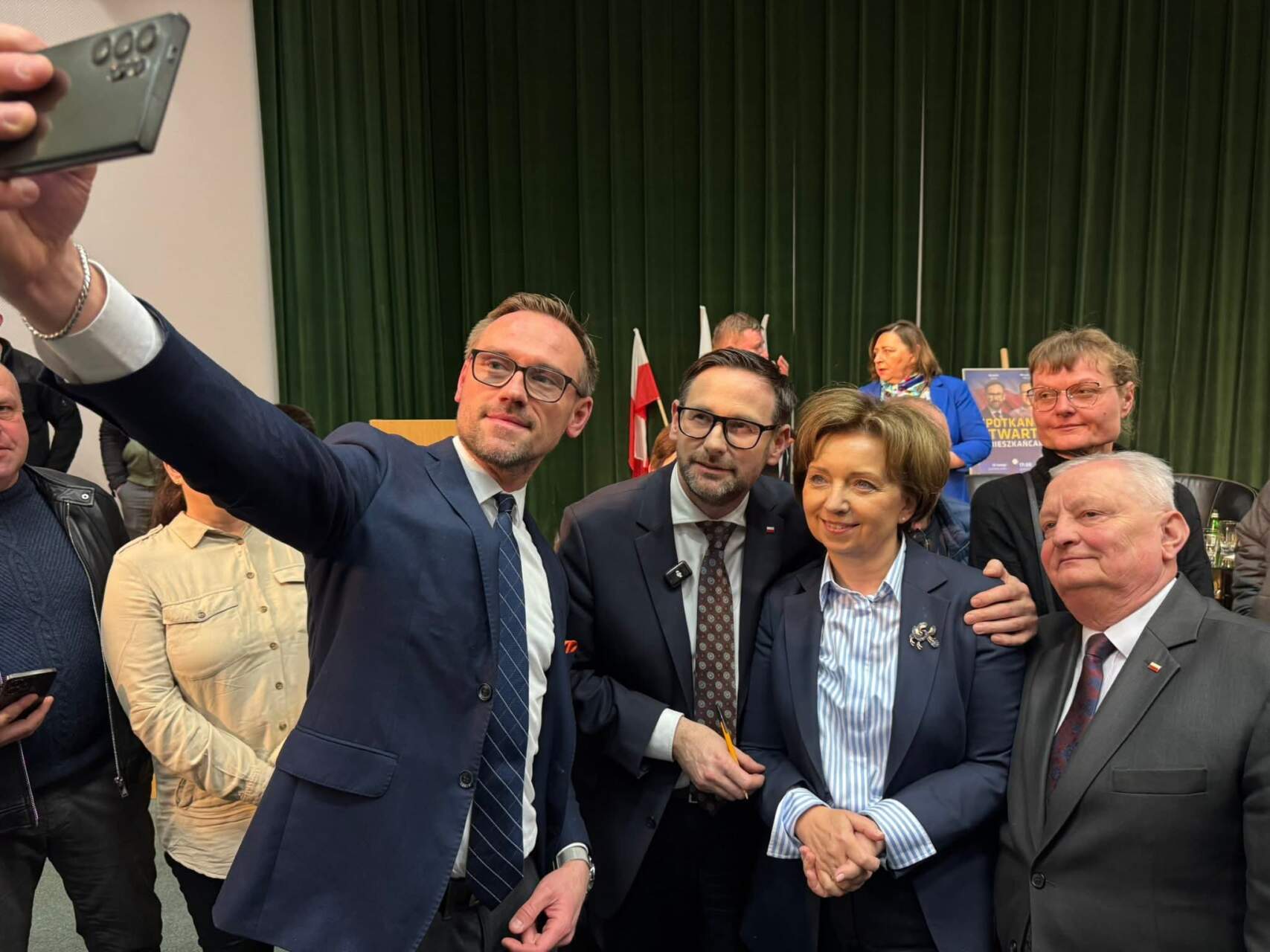 Morawiecki i Obajtek: krytyka rządu, ostrzeżenia przed zadłużeniem i spór o kolej