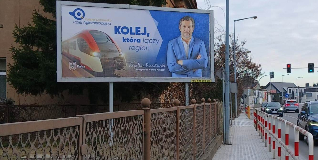 Prezydent Kalisza na billbordach w sąsiednim mieście. Promocja kolei czy polityczny lans?