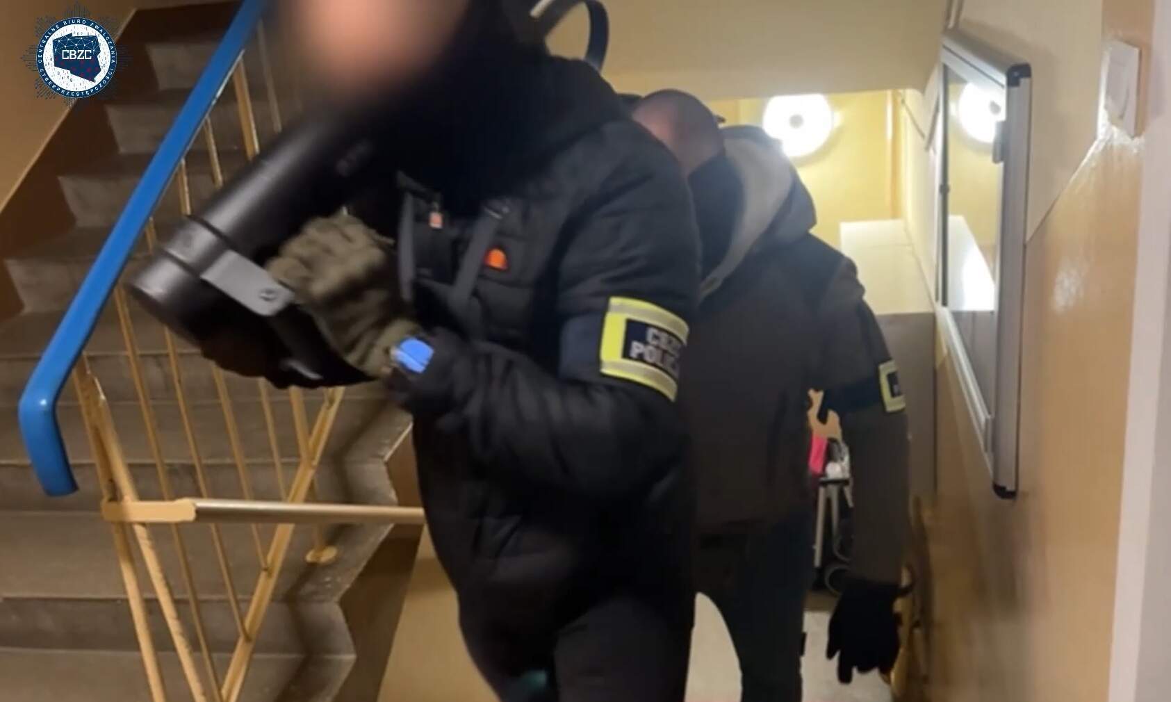 CYBERBANDA ROZBITA! FACEBOOKOWI OSZUŚCI W RĘKACH CBZC – MILIONY W KRYPTOWALUTACH, LUKSUS I ARESZT!