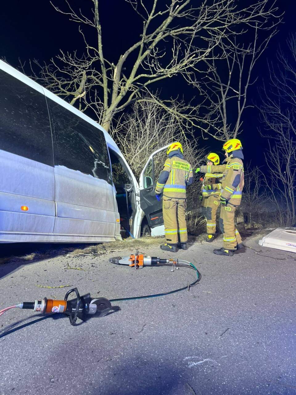 Busem wypadł z drogi (ZDJĘCIA)