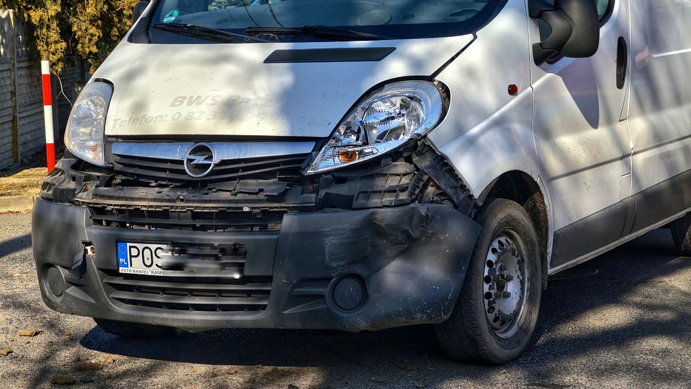 Wjechał w bok osobówki. Poszkodowane dziecko (ZDJĘCIA)