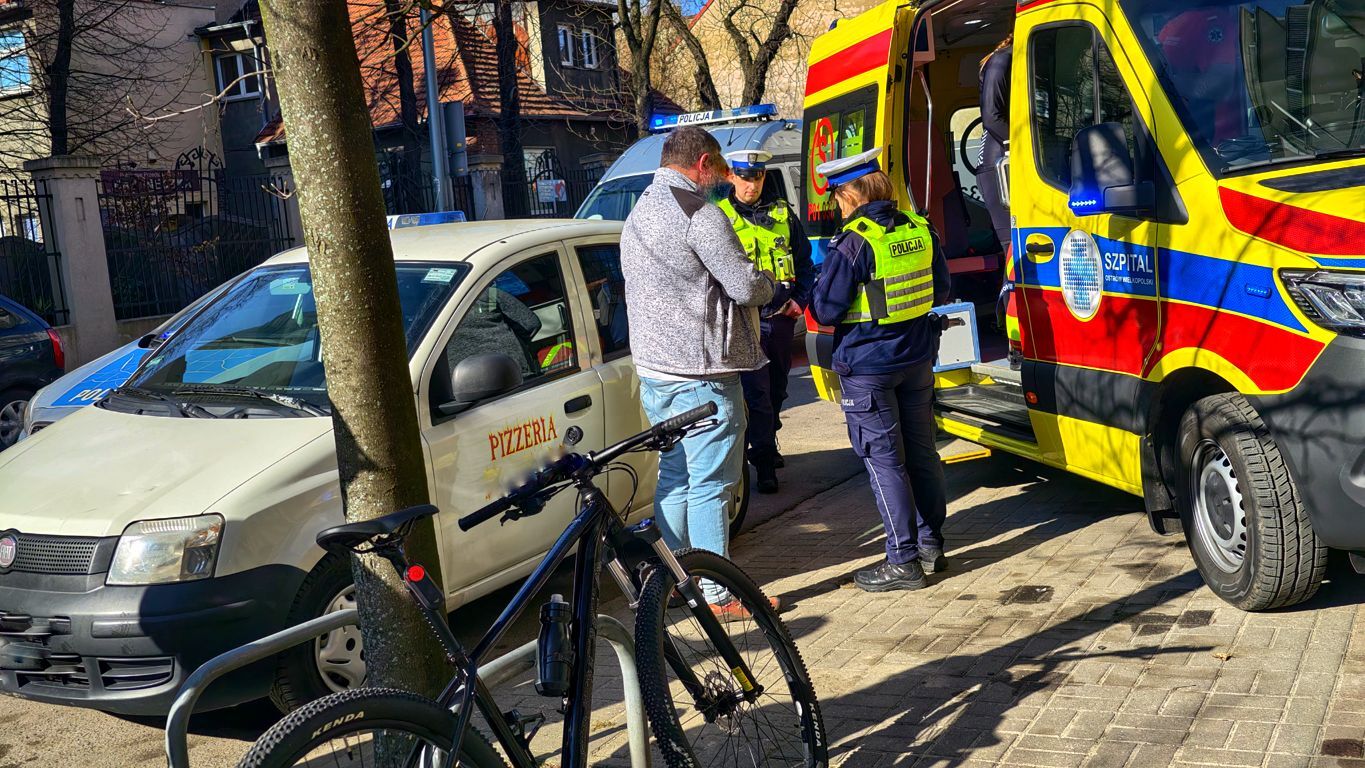 Jechał z pizzą. Rowerzystka trafiła do karetki (ZDJĘCIA)