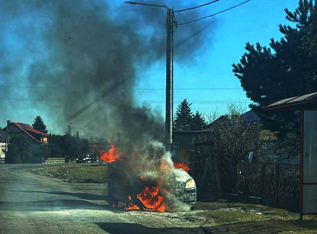Pożar samochodu. Kobieta z dzieckiem w porę uciekła z auta (ZDJĘCIA)