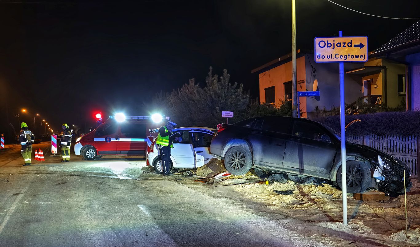 Wypadek dwóch aut. Oba wypadły z drogi (ZDJĘCIA)