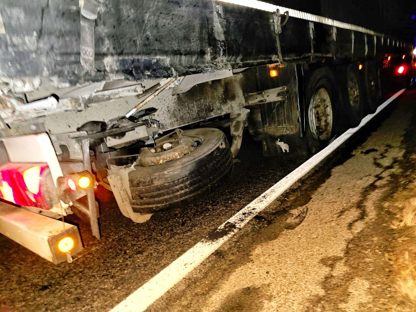 Peugeotem wjechał w bok ciężarówki. Przód skasowany (ZDJĘCIA)