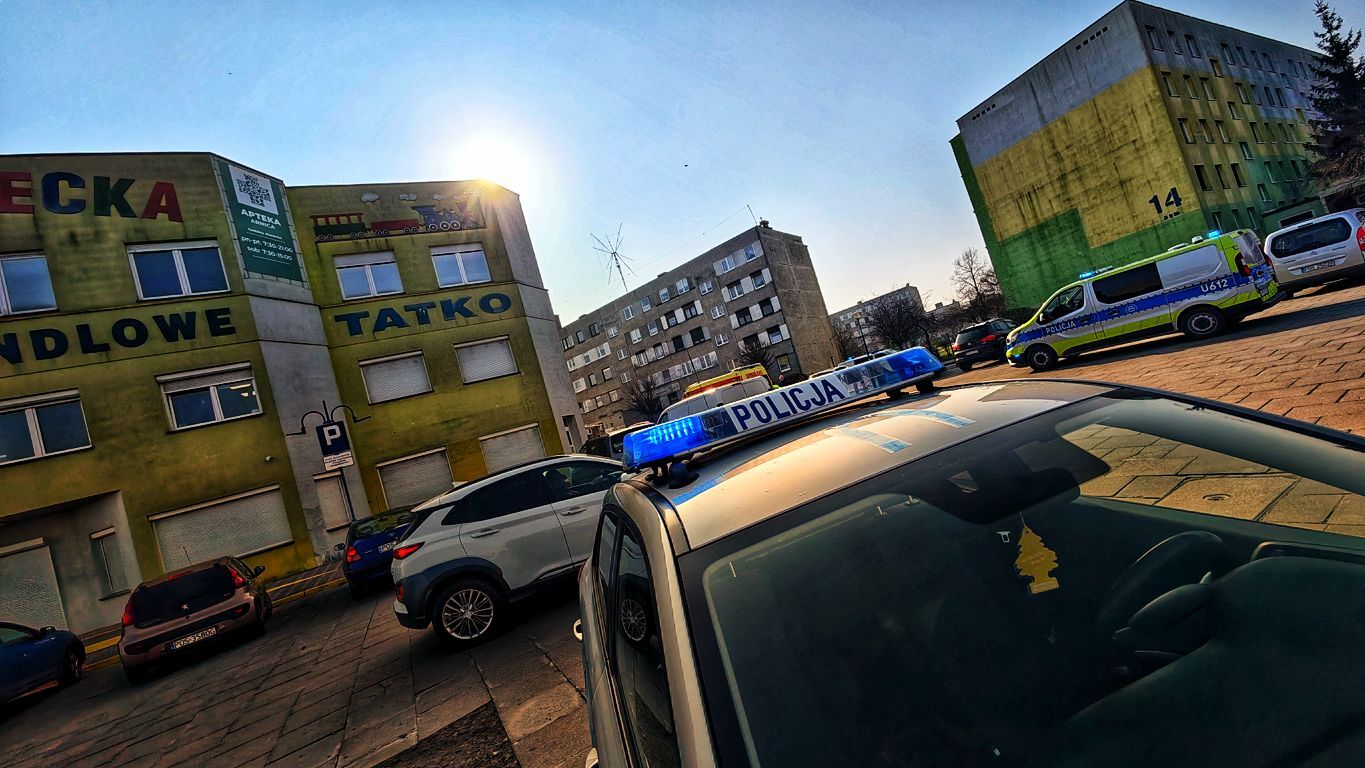 Kobieta chciała wyskoczyć z dzieckiem przez okno (ZDJĘCIA)