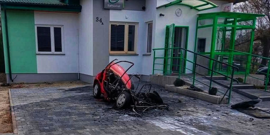 Ogień strawił pojazd