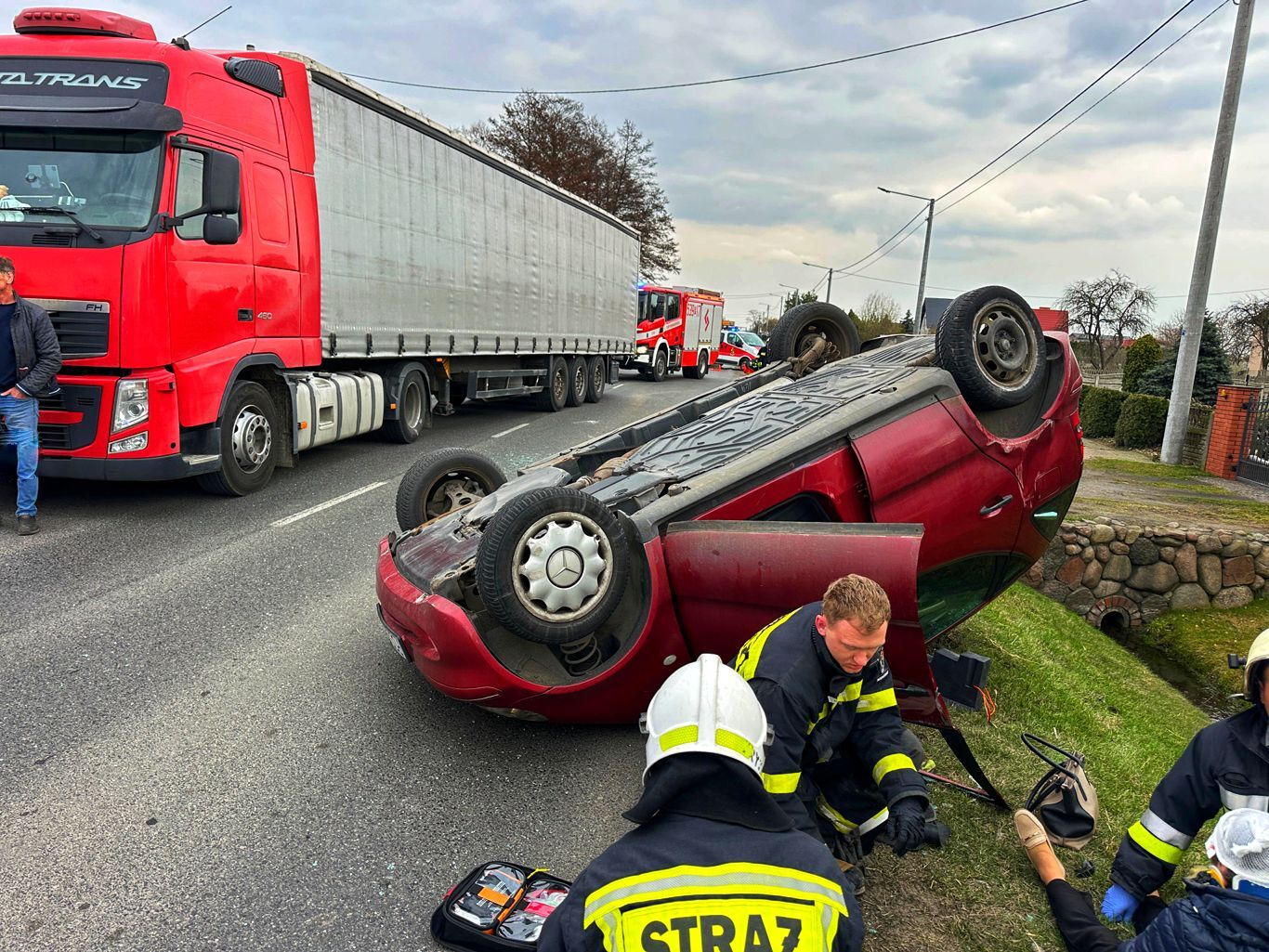 Mercedes na dachu po uderzeniu przez ciężarówkę