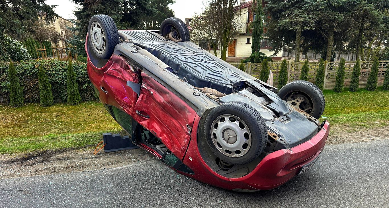 Mercedes na dachu po uderzeniu przez ciężarówkę