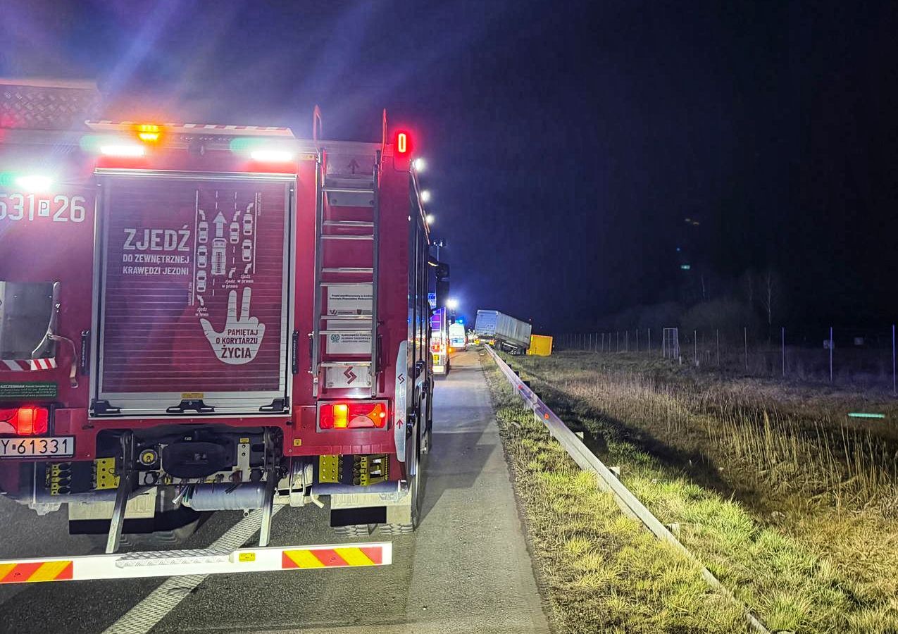 Jechał z taką oponą? Wygląda na „Dziad Trans” (ZDJĘCIA)